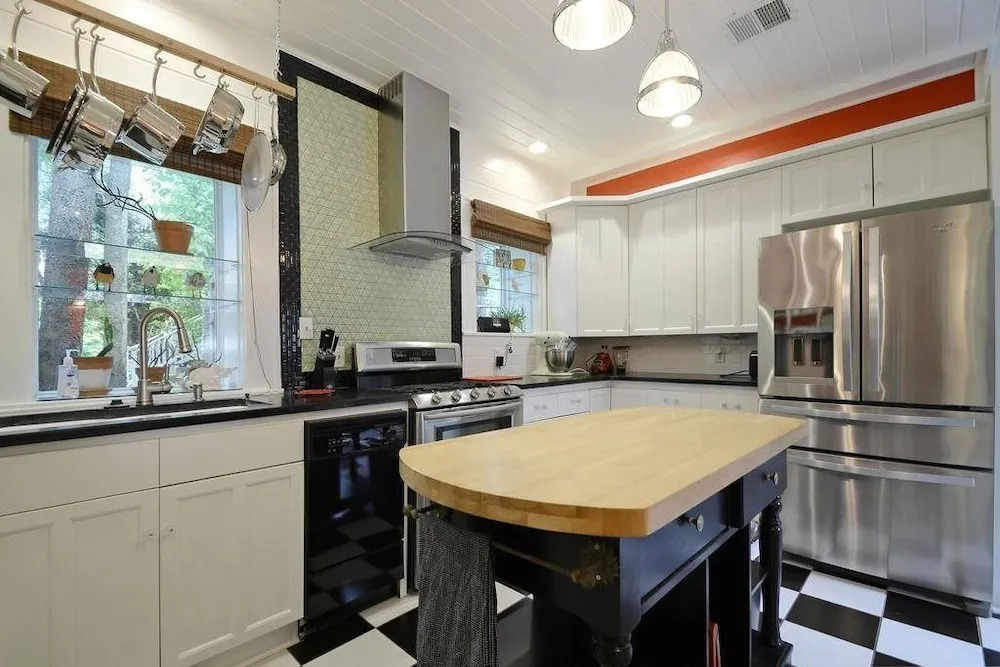 3BR 1.75BA Stylish Hyde Park House by RedAwning