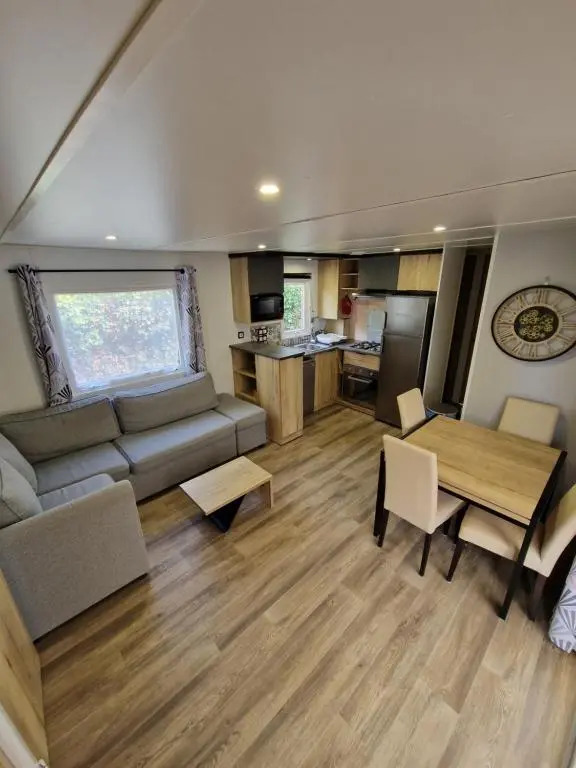 Bungalow neuf 3 chambres avec piscines partagées dans un camping-club vacances haut de gamme