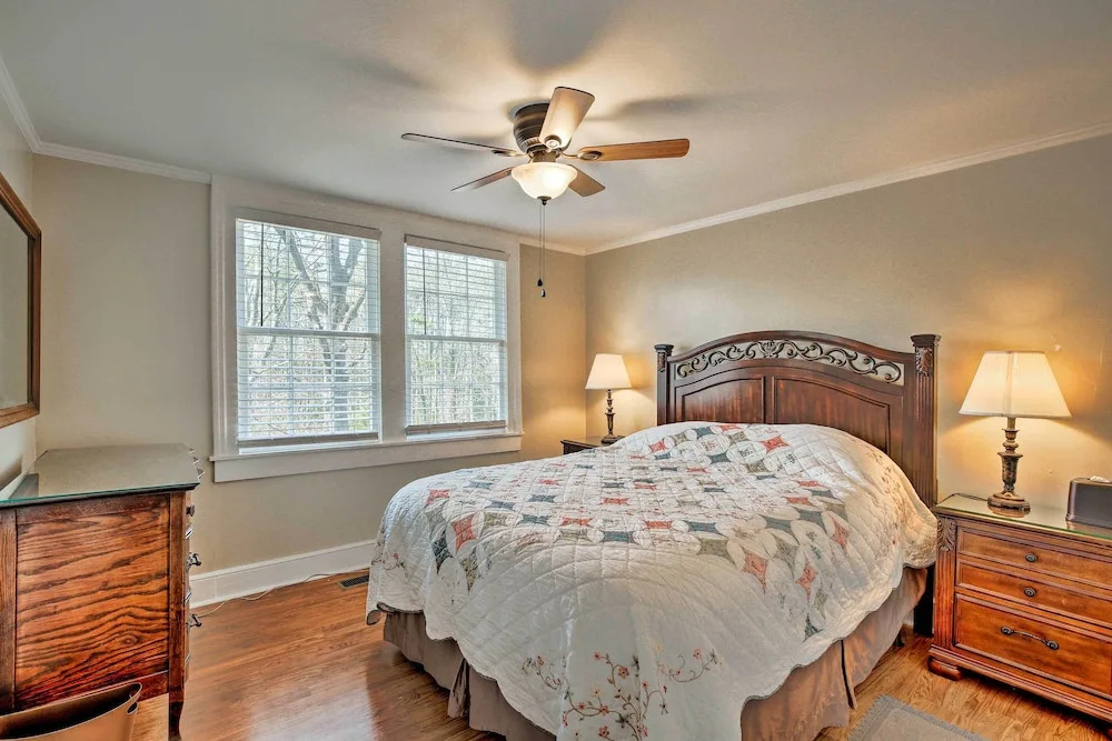 Cheery Cottage w/ Yard < 1 Mile to Marietta Square