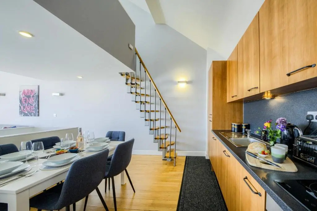 Coventry Luxury Townhouse City Centre Private Parking Sleeps 9 by EMPOWER HOMES rates incl VAT