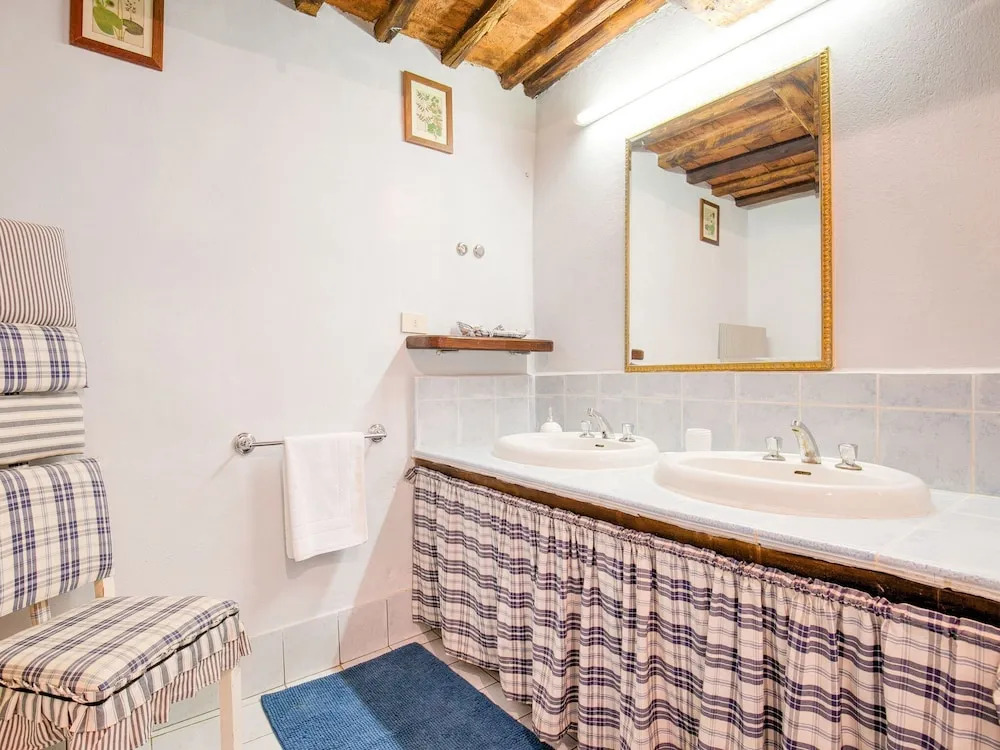 A Beautiful, Traditional Tuscan Hamlet in the Hills