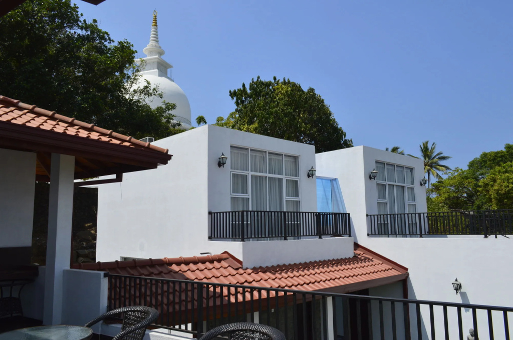 Villa Baywatch, Rumassala