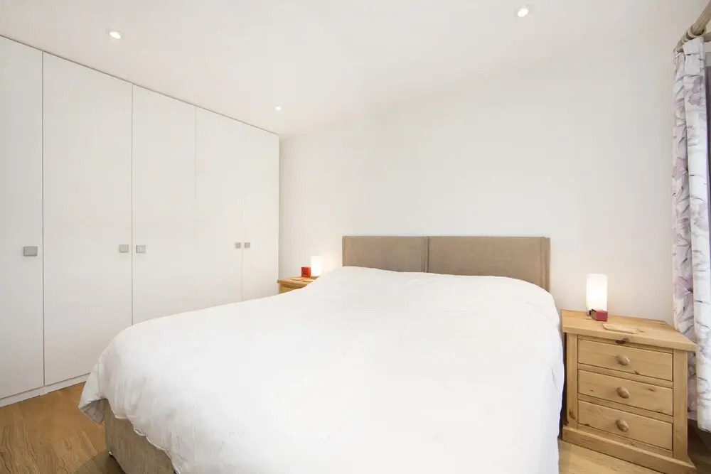 Up-market one Bedroom Apartment Just Minutes From the River Thames. Broughton rd