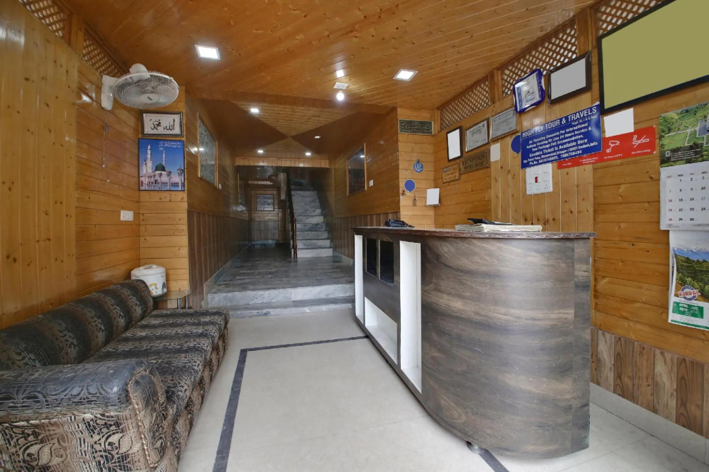 OYO 18872 Hotel Azad