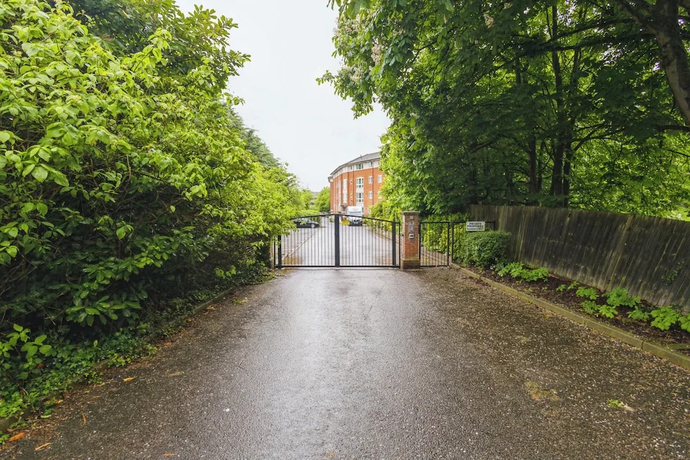 2 Bed Apartment - Sleeps 5 - Wifi - Parking - Pets
