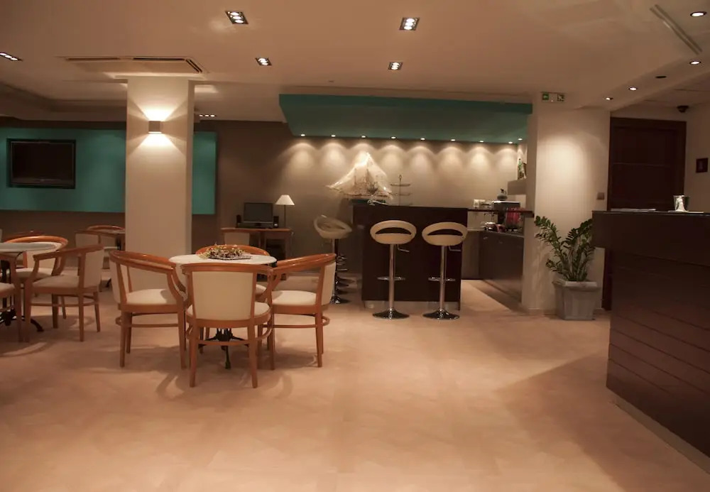 Saronis Hotel