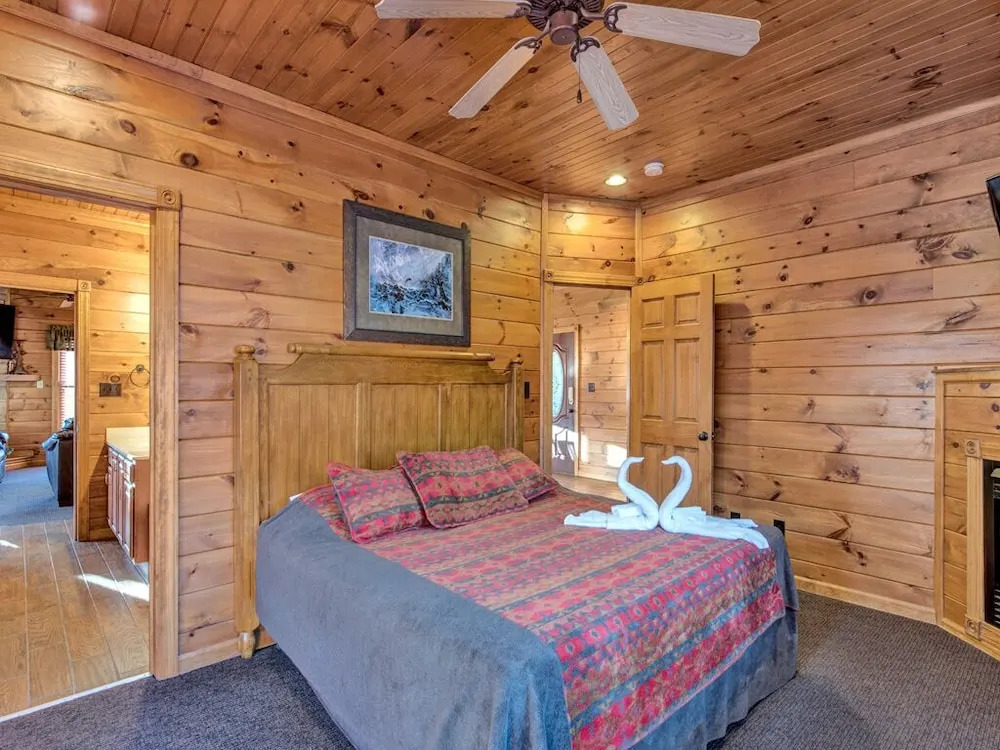 The Great Escape II 5 Bedroom Mountain View Home with Hot Tub