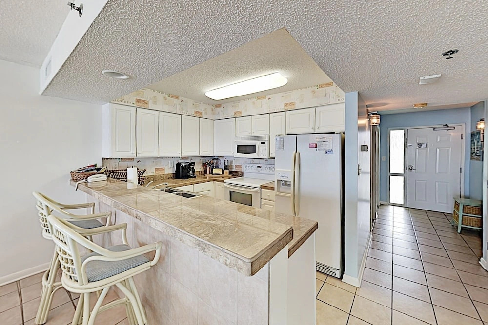 Stylish Beachfront Getaway W/ 2 Pools & Lazy River 3 Bedroom Condo