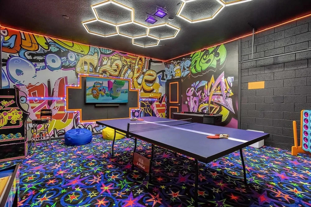 Upstay Mansion w Cinema Games Pool - Sleeps 24