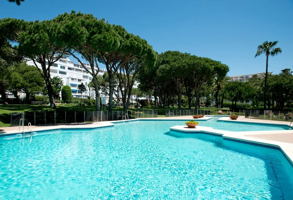 Beach Front Apt, Puerto Banus, Family Freindly, Free Wifi /parking.pools, Aircon