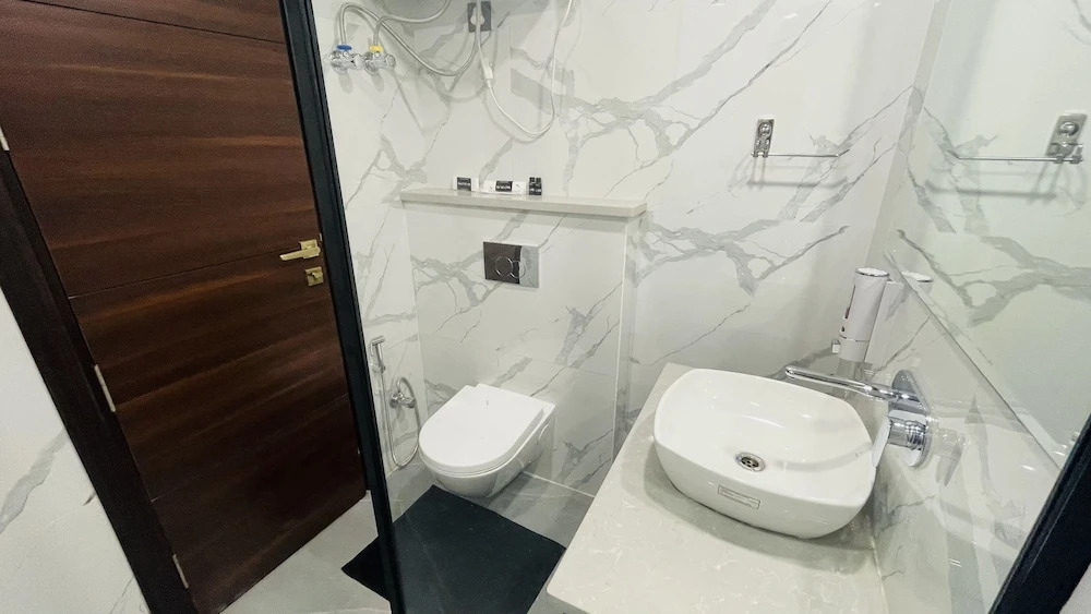 Saltstayz Select - Golf Course Road & Sector 57