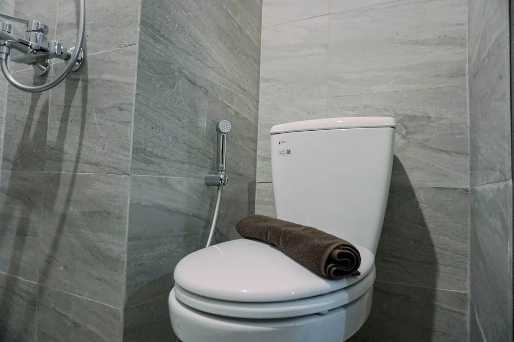 Well Furnished And Comfy Studio Collins Boulevard Apartment