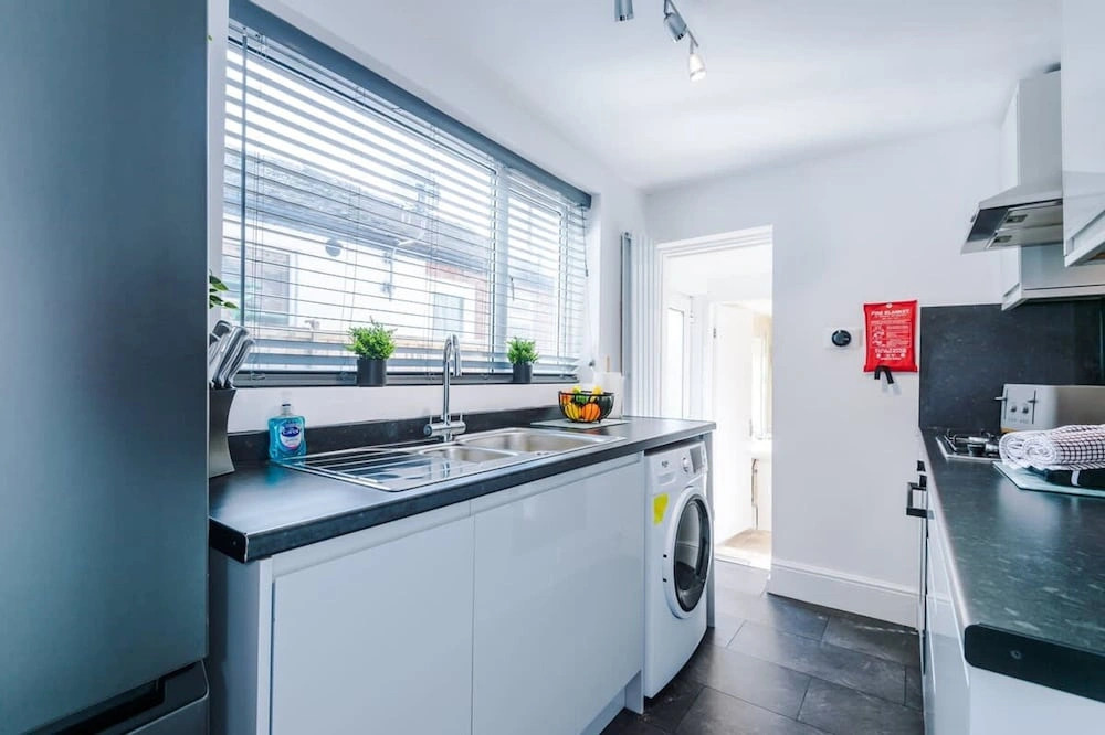 NEW Spacious Home Ideal for Groups Free Parking
