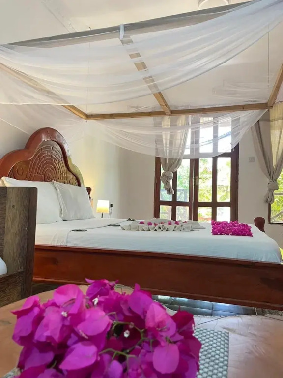zanzllywood hotel and apartments