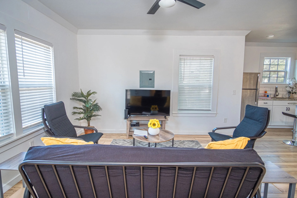 Cozy Remodeled 2br/1ba Near Downtown