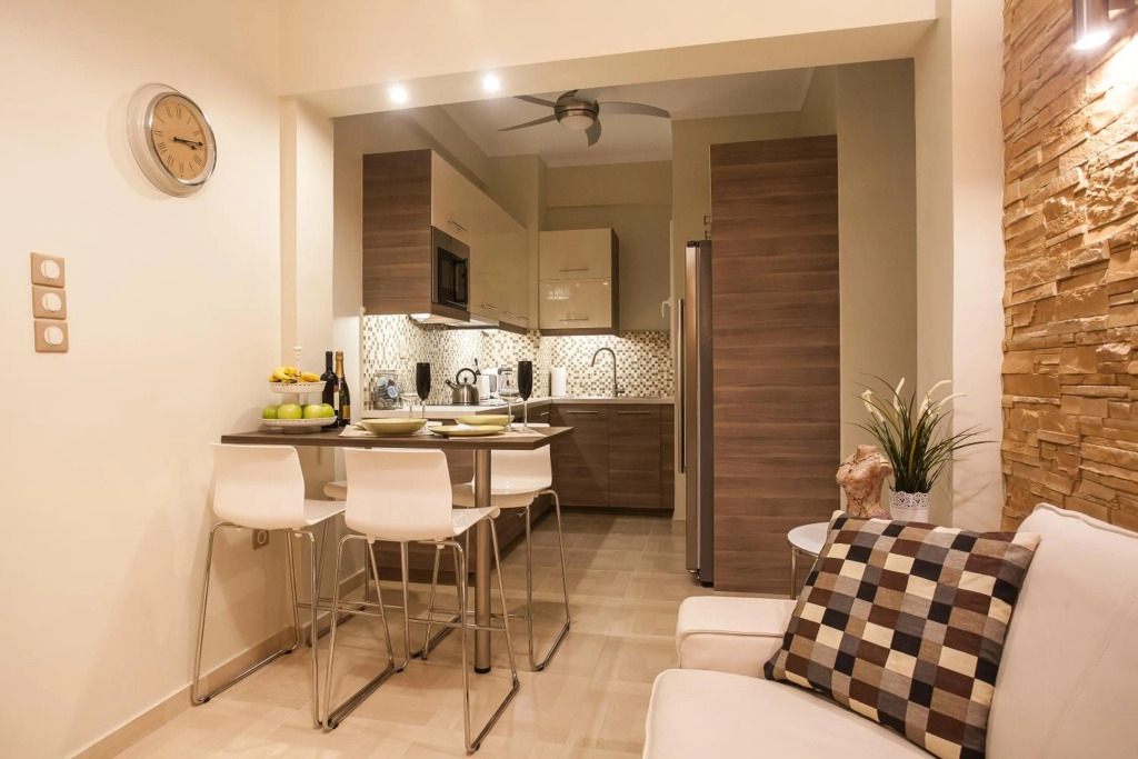 Pretty rooms with shared bathroom in Gold and Blue apartment in safe central area