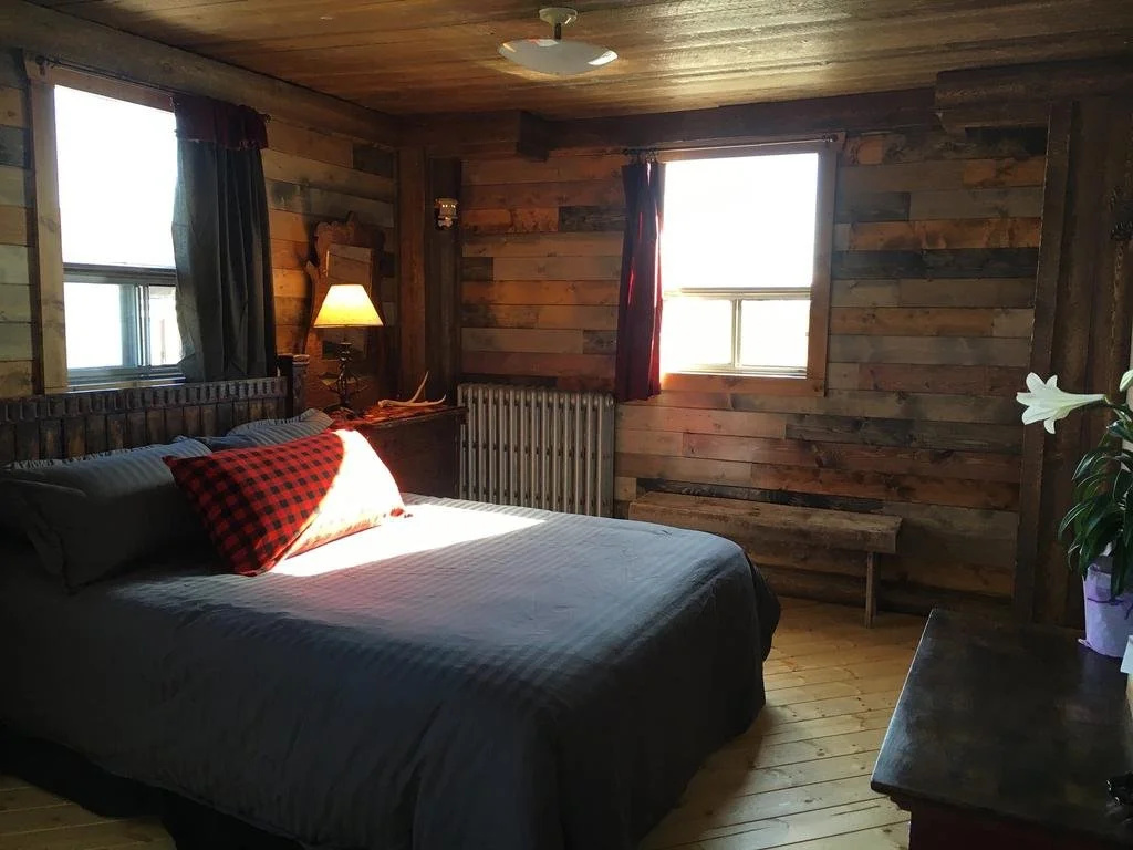 The Cochrane Rockyview Hotel