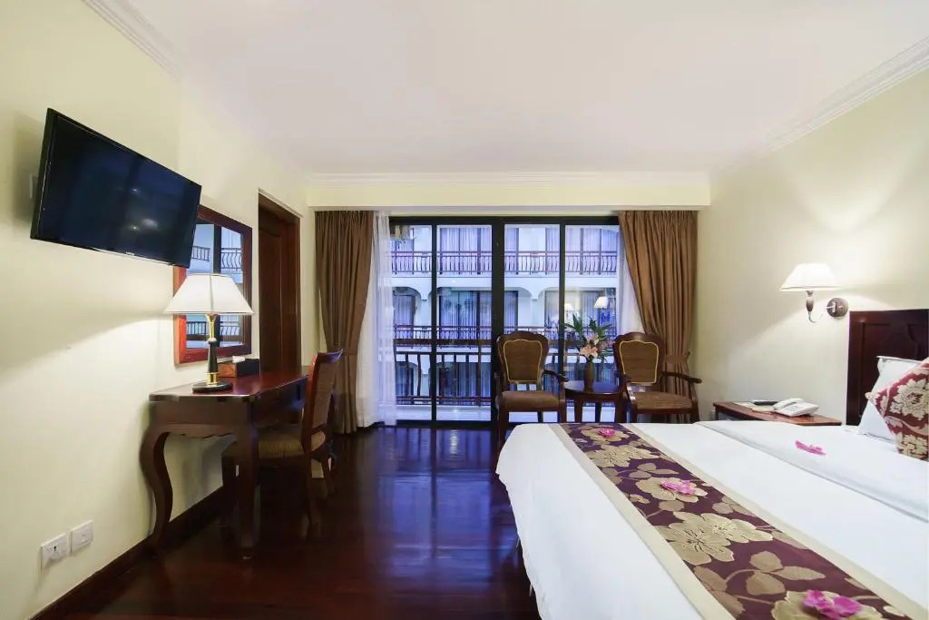 Smiling Deluxe Hotel