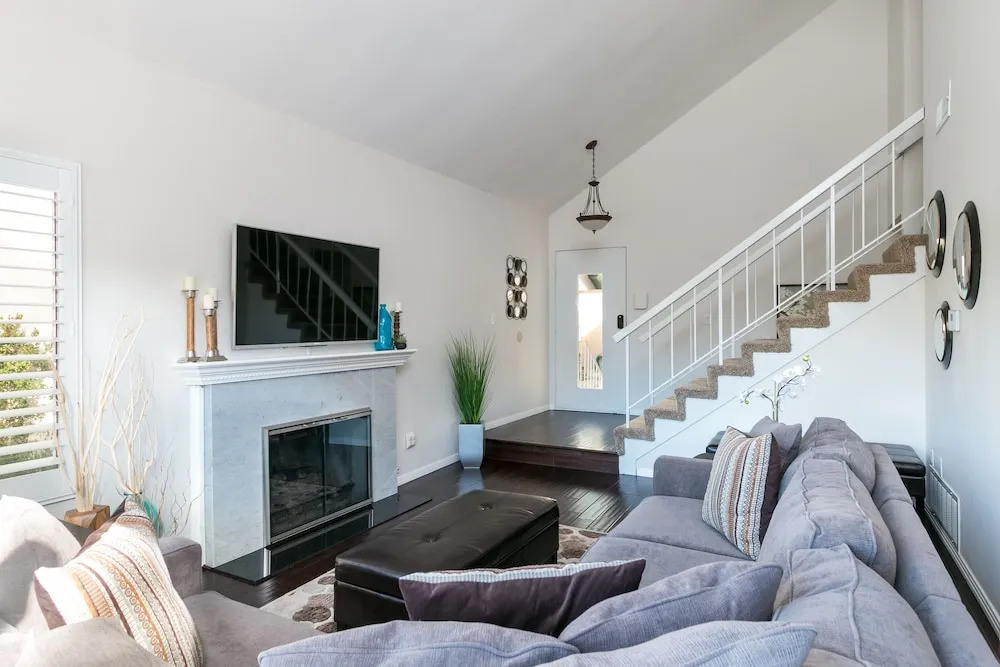 Agoura Hills  W/landscaped Yard 3 Bedroom Home