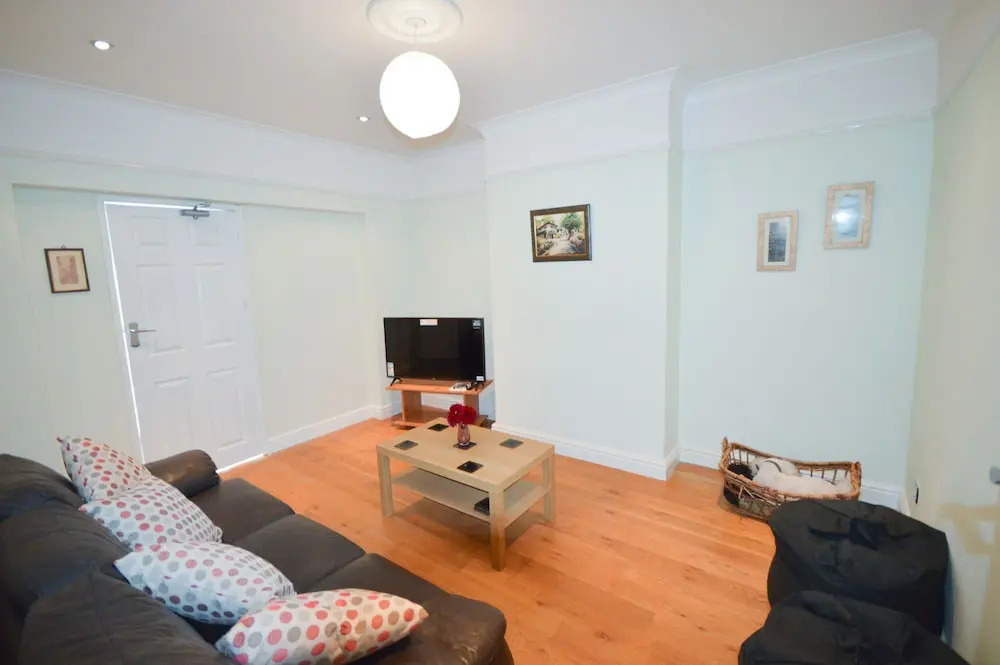 Fantastic 4 Bedroom House In Bath With Garden