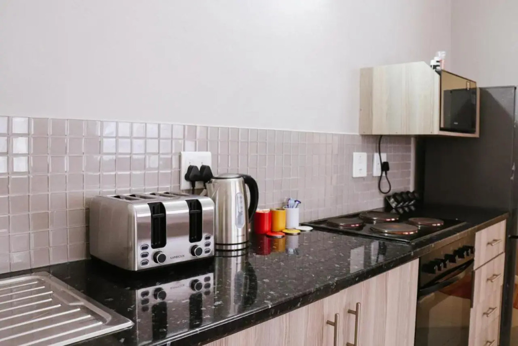 1 Bedroom Flat 100m away from the Beach with WIFI