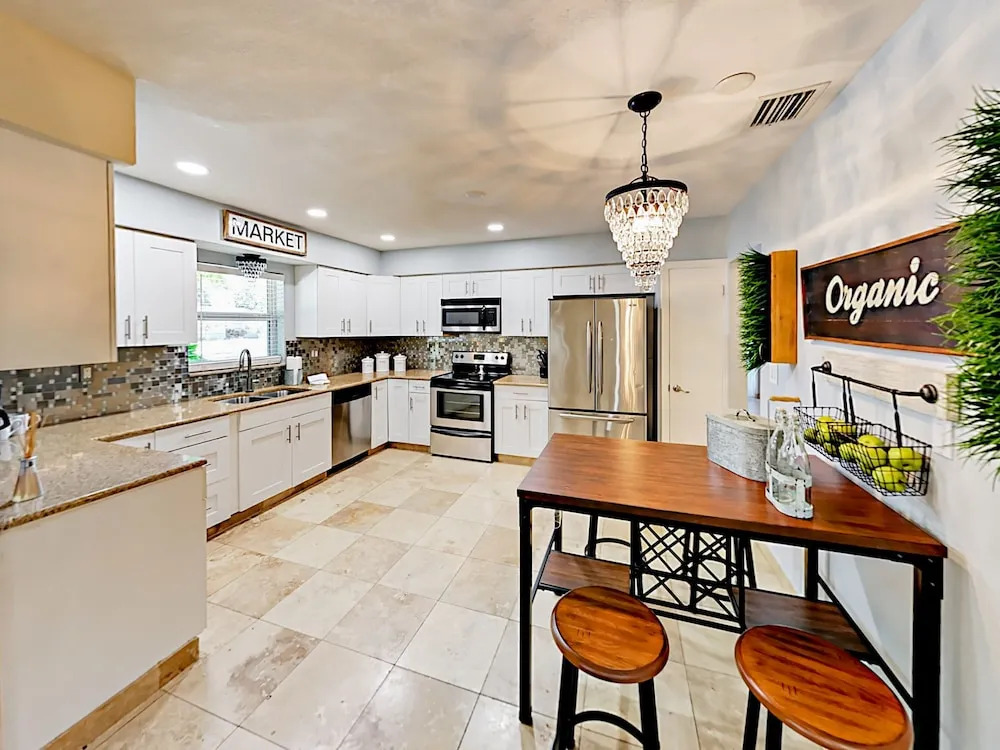 1919 Siesta Drive Home 4 Bedrooms 2 Bathrooms Home