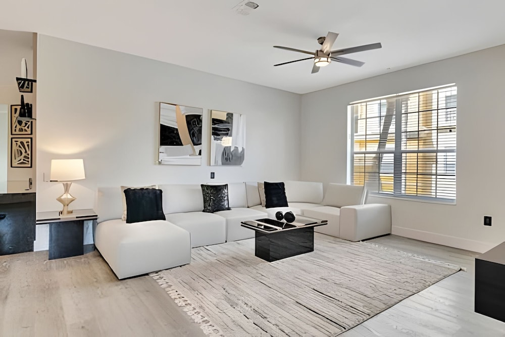 Vista Cay 4BR Luxury Near Universal Studios