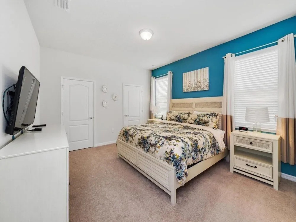 Spacious 8 bedroom home, Windsor at Westside