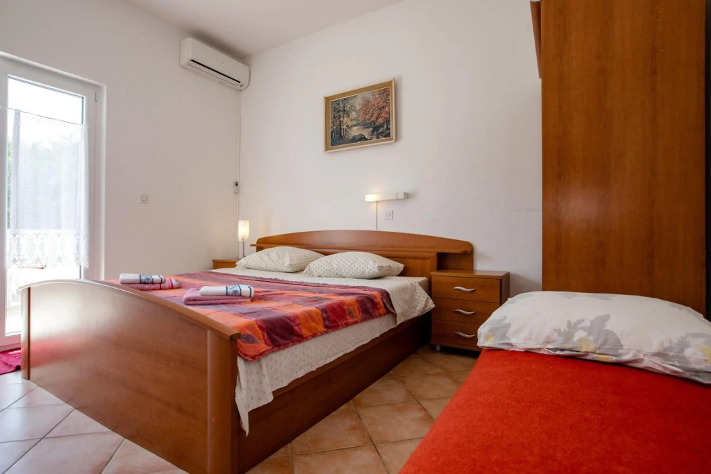 Marjetka house max 17 Pers with 2 complete kitchens, 2 garden grills, bestway swimming pool