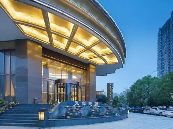 Tianlun Huangchao International Hotel(Chibi North Railway Station)