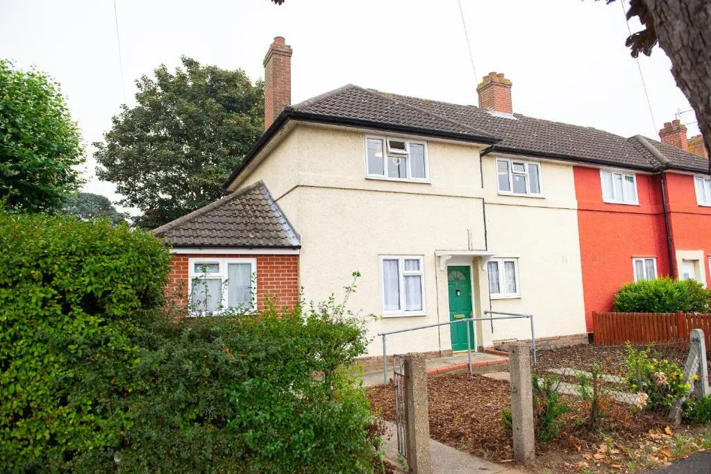 4 Bed - 2 Baths 1 Walk in Shower Lots of Parking