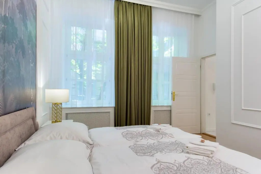 Chestnut & Eliza Suites - Superior Homes Downtown