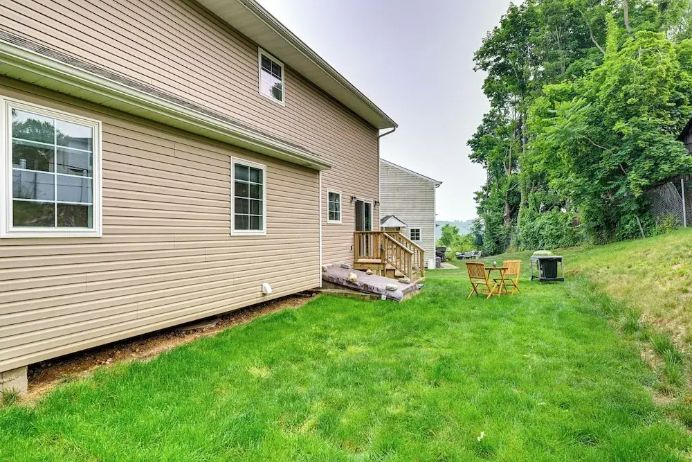 Walk to Shops & Dining: Glen Cove Apt w/ Yard!