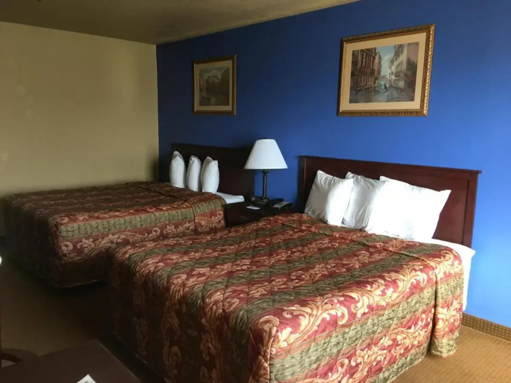 Econo Lodge Inn & Suites