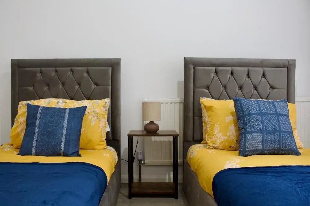 Green Corner House Sleeps 6 & Free Parking