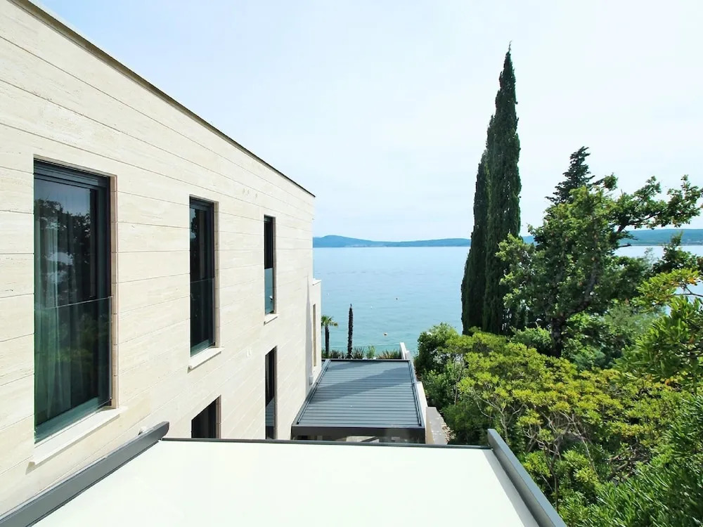 Apartment for 4 Persons with a Private Pool And Sea View in Crikvenica