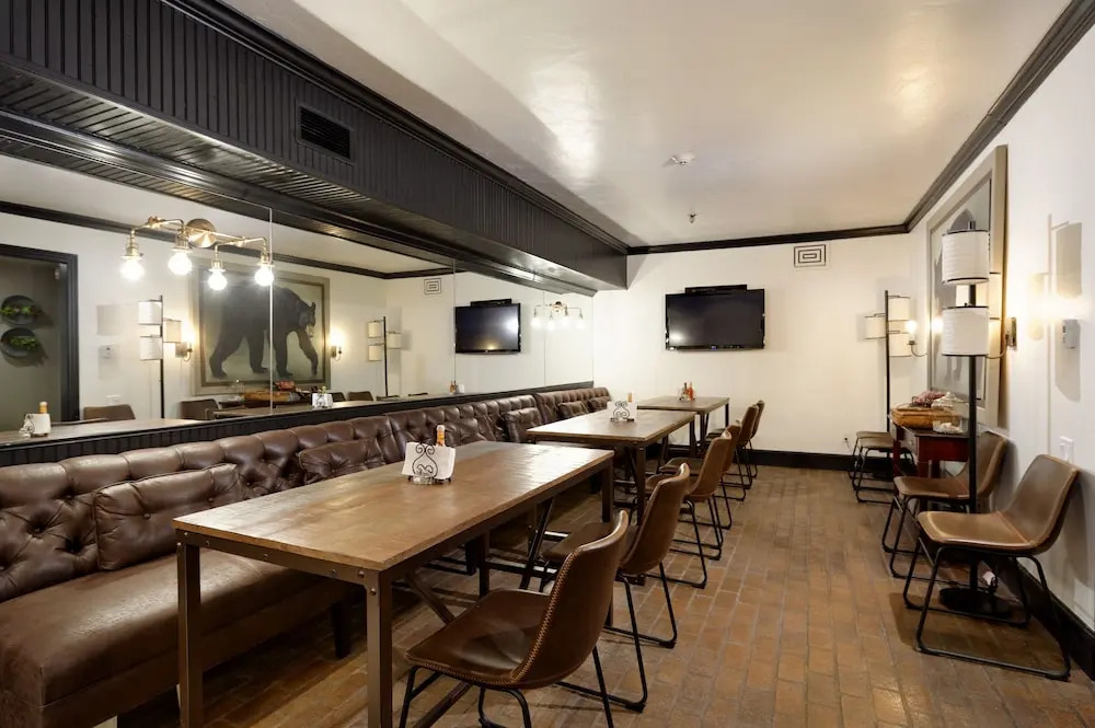Independence Square Lodge by Frias