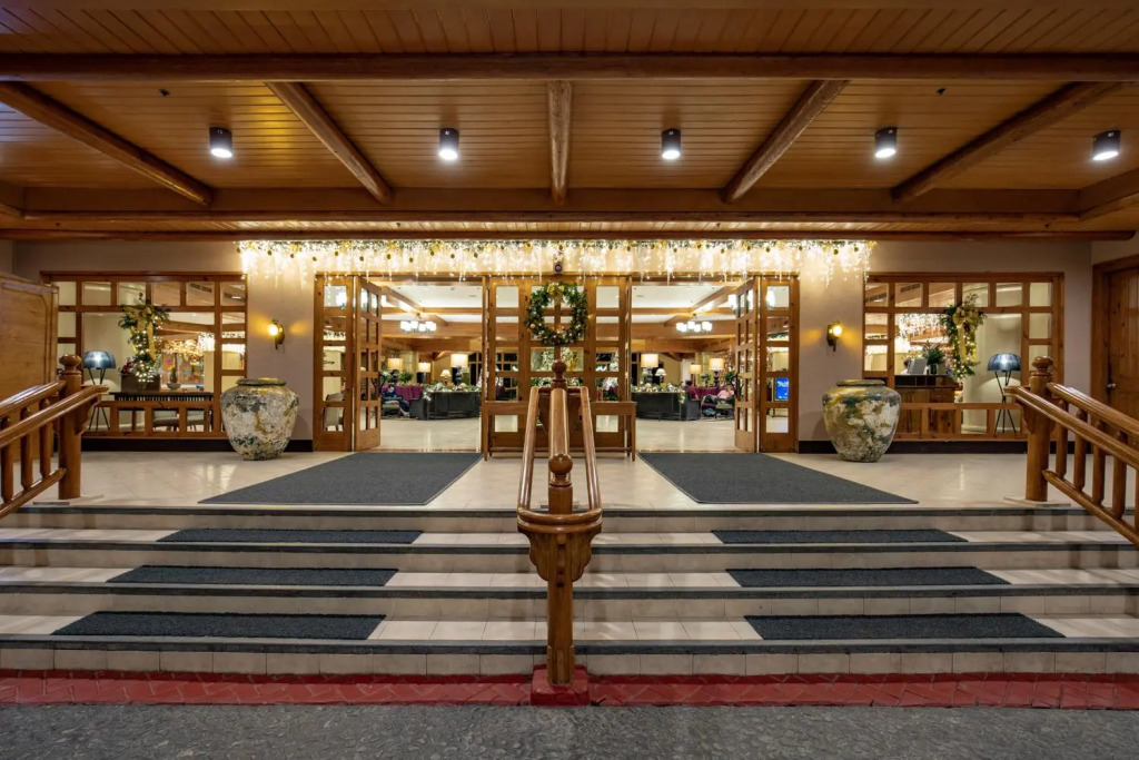 Отель John Hay Hotels Forest Wing