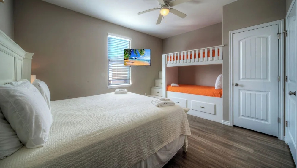 Oceans 96 & Beautiful Place by Avantstay Sleeps 32, 2 Homes Heated Pool + Game Rooms + Balconies