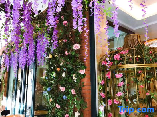Merlin Art Hotel
