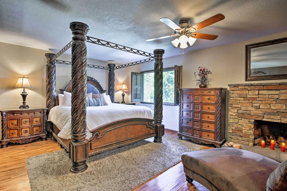 Pool, Bar & Game Room: Red Mountain Mesa Oasis