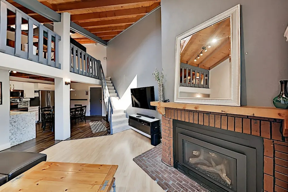 Top-floor Treehouse W/ Pool & Hot Tubs 2 Bedroom Condo