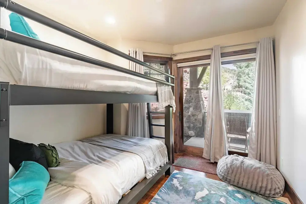 Fairway Ski and Golf Retreat by Avantstay Blocks From the Ski Lift! Beautiful Views w/ Hot Tub