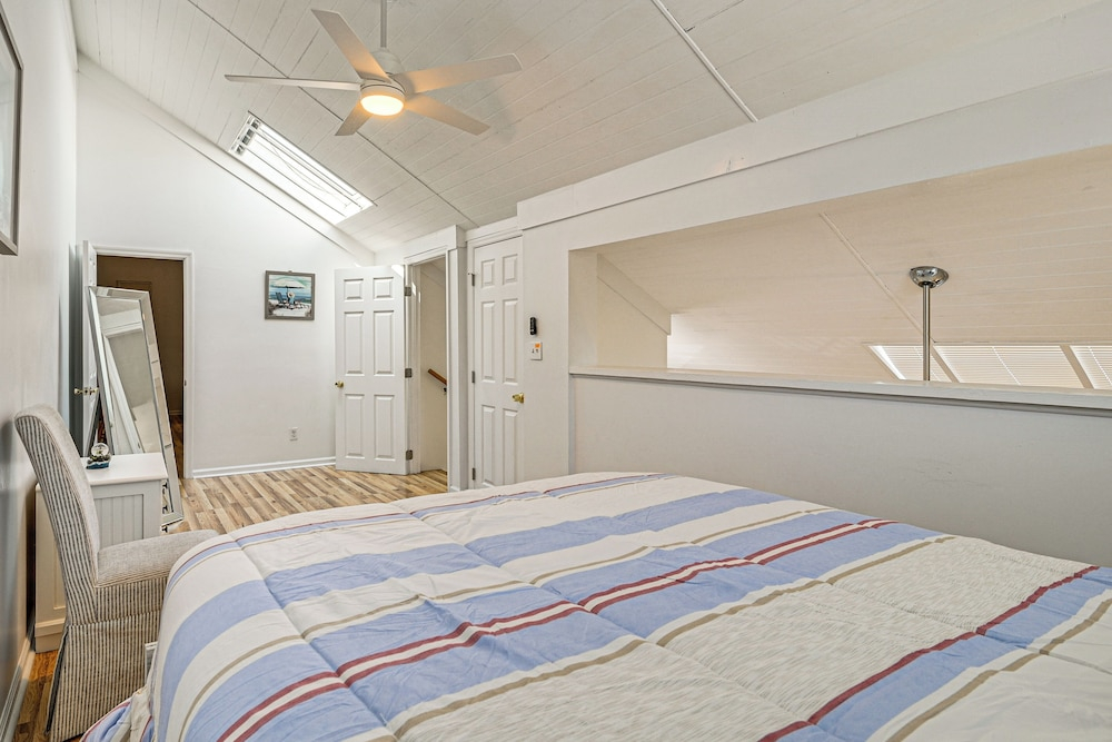 Myrtle Beach Condo: Balconies, Walk to Beach!