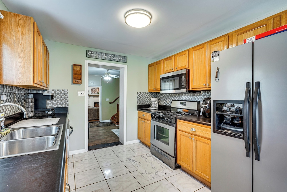 Spacious Charleston Home: Only 3 Mi to Folly Beach