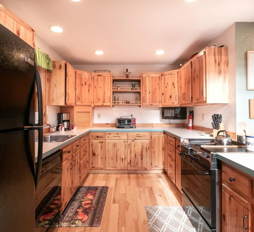 River Road Retreat Apartment 3 NW Comfy Cabins