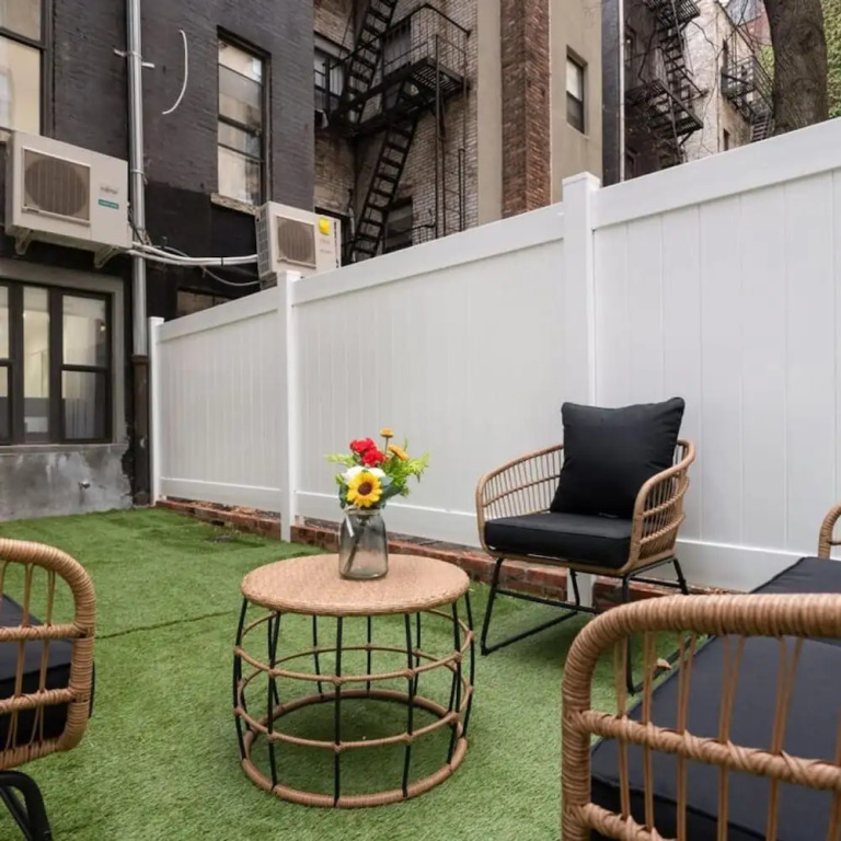 317-1d New 2BR Duplex W D Private Backyard