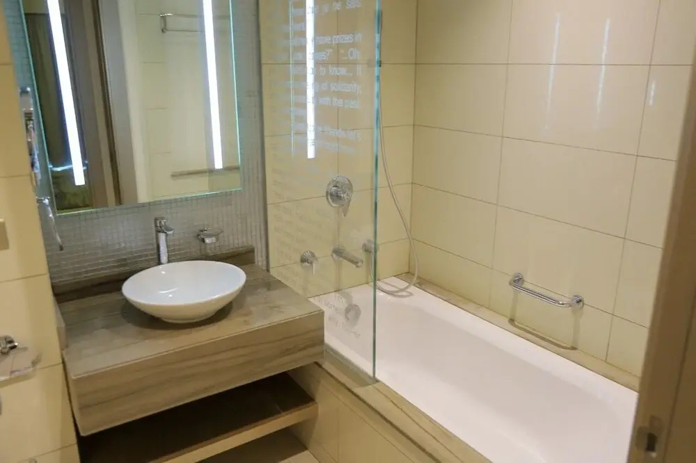 Fully Furnished 3 Bedroom in Paramount Prime Location Spacious Layout