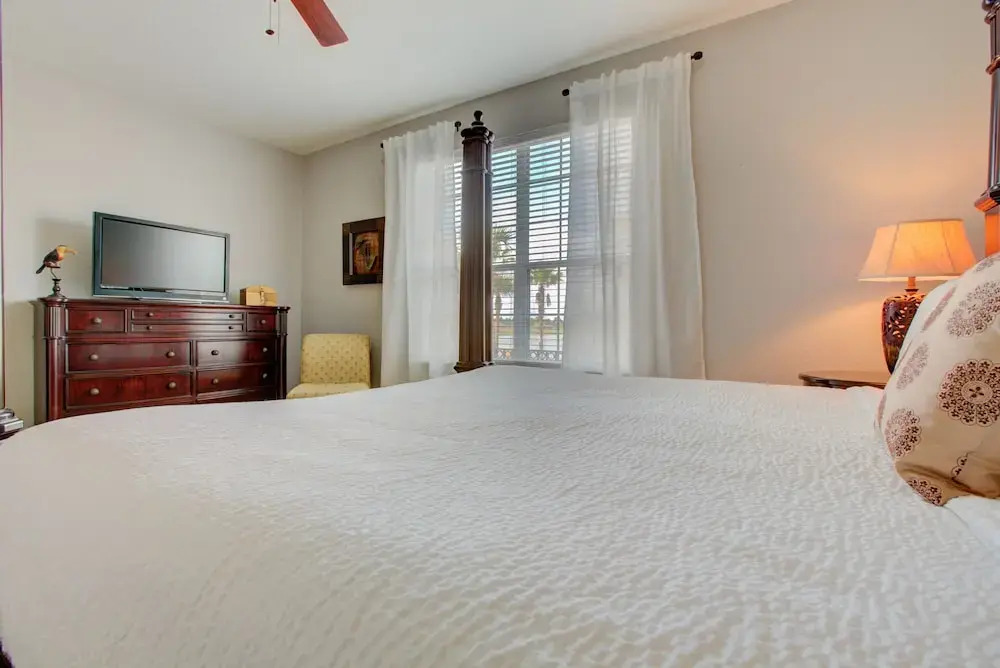 Gorgeous 1st-Floor, End Unit Condo w LAKEVIEW