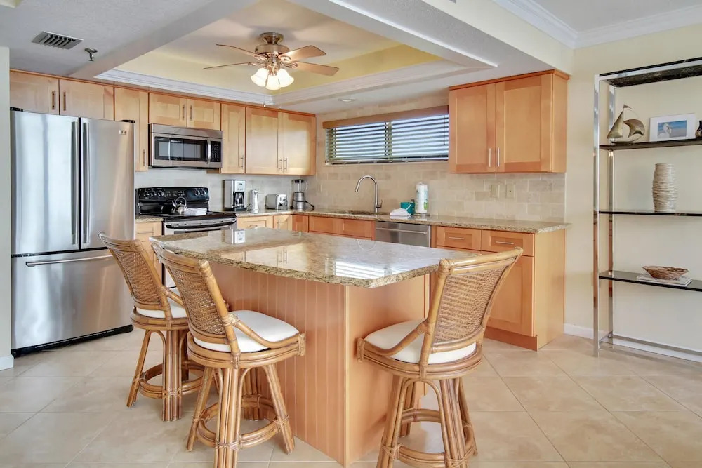 Trillium 2A Desired South Corner/large Balcony/beach Views!